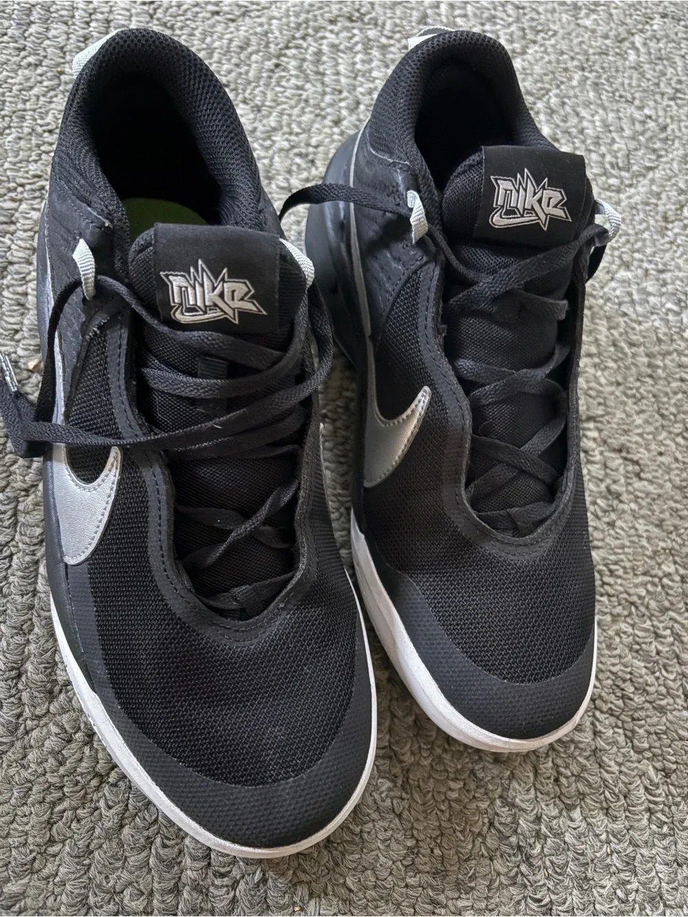 Nike Team Hustle D 10 Basketball Shoes Black Silver Youth 6.5Y EU 39 Worn Once